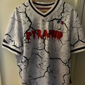 Black pyramid shit men 2x new with tags . This shirt is not thin.